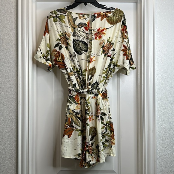 Cupshe tropical shorts romper size medium with open back! - Picture 4 of 5